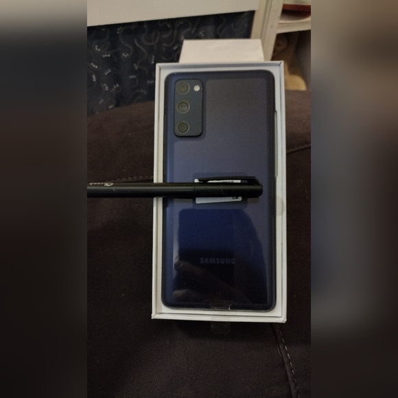 Samsung Galaxy S20 FE 5G - Picture 2 of 4